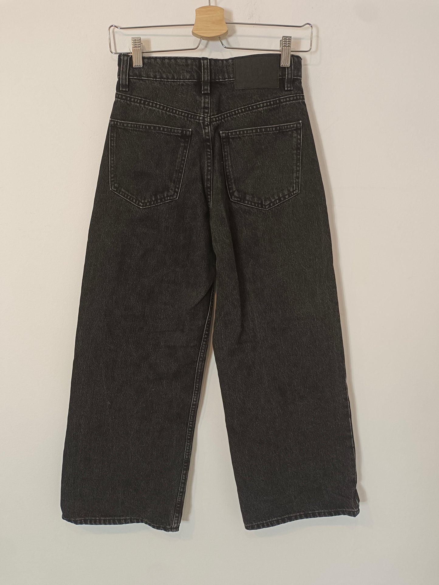 ZARA. Pantalón negro culotte T.34