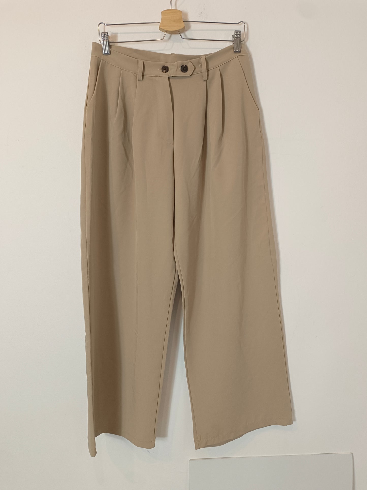 WIYA. Pantalón beige pinzas T.l