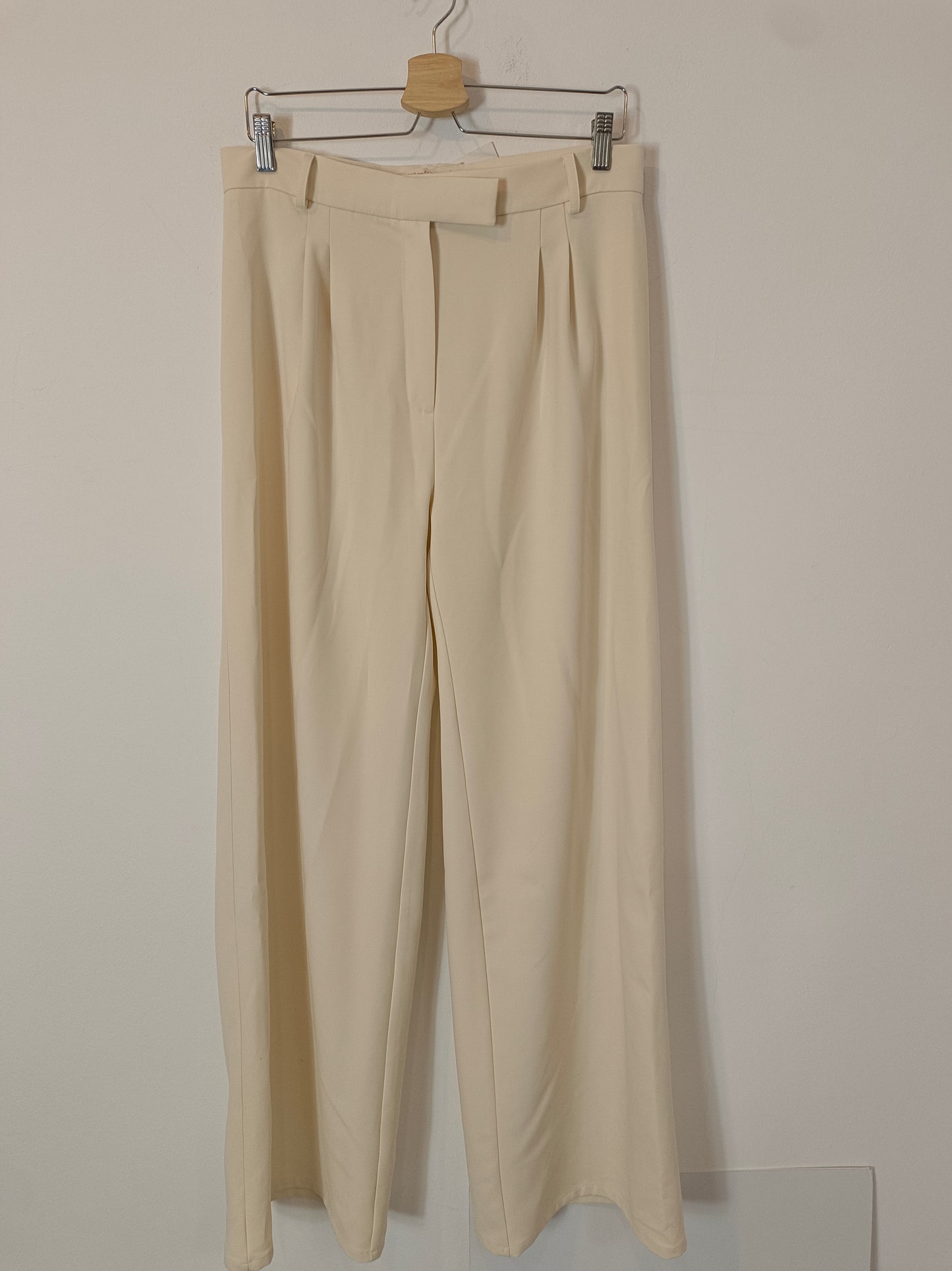 WHITE&ONE. Pantalón beige pinzas T.42