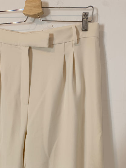 WHITE&ONE. Pantalón beige pinzas T.42