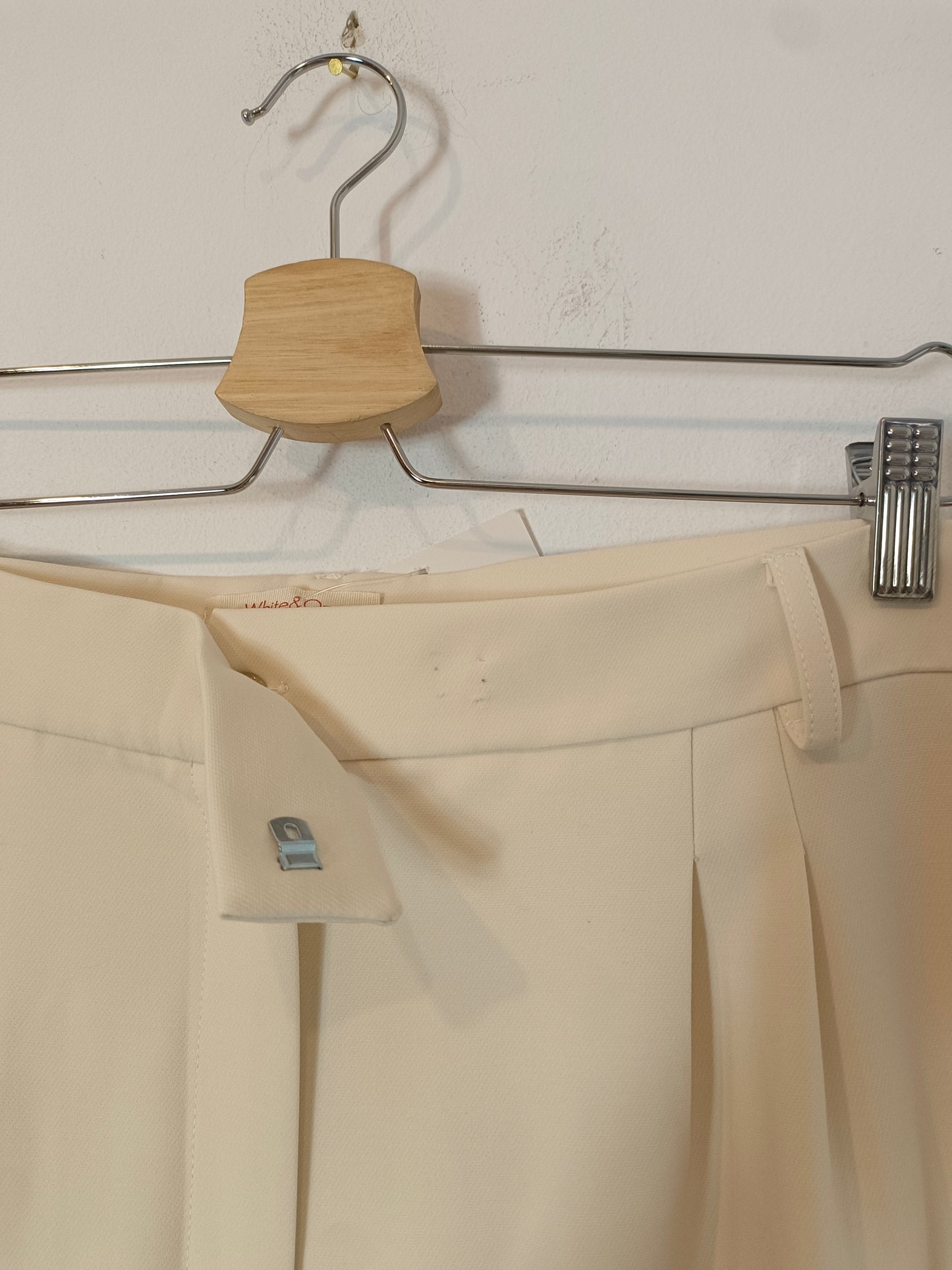 WHITE&ONE. Pantalón beige pinzas T.42