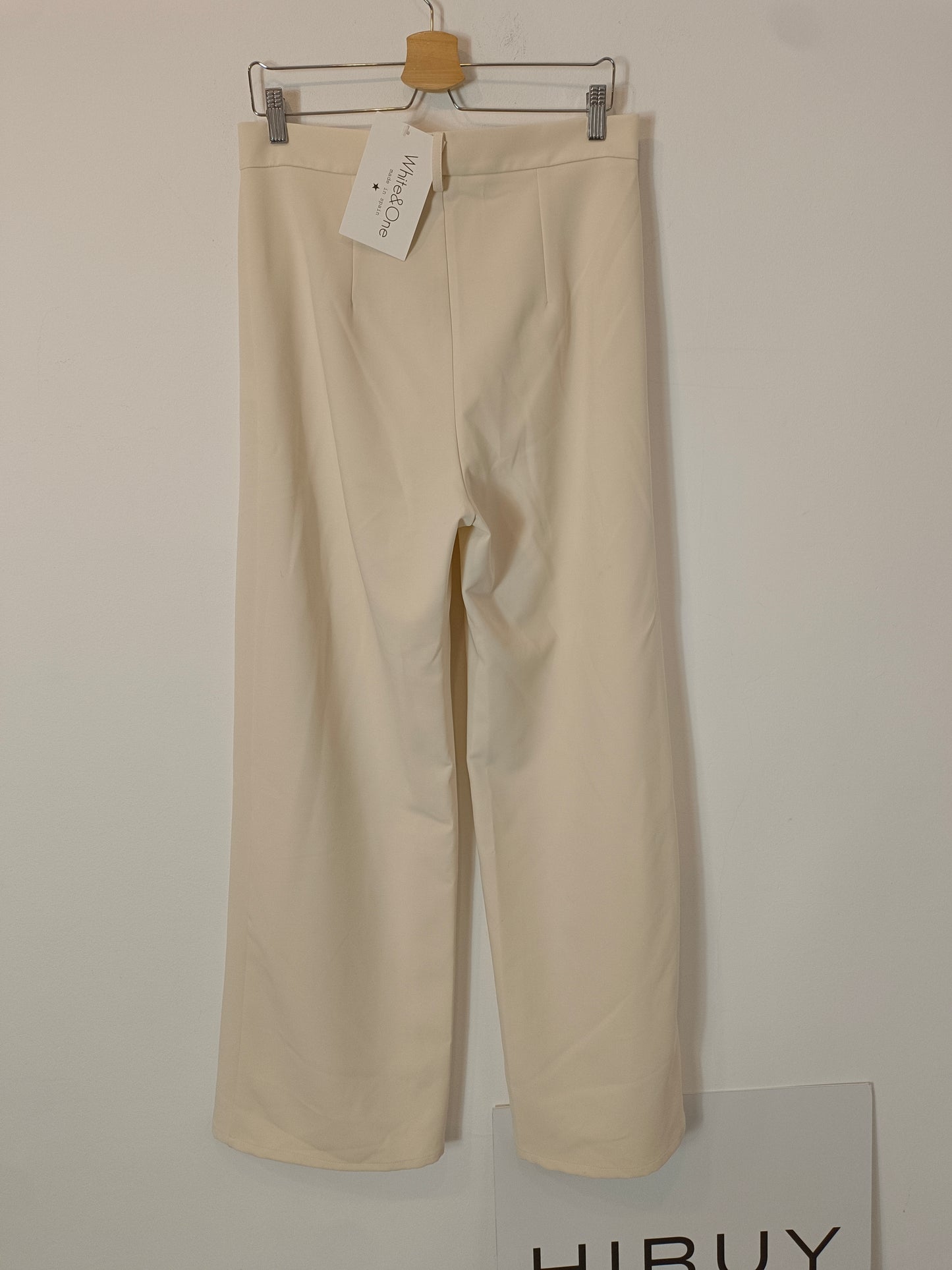 WHITE&ONE. Pantalón beige pinzas T.42