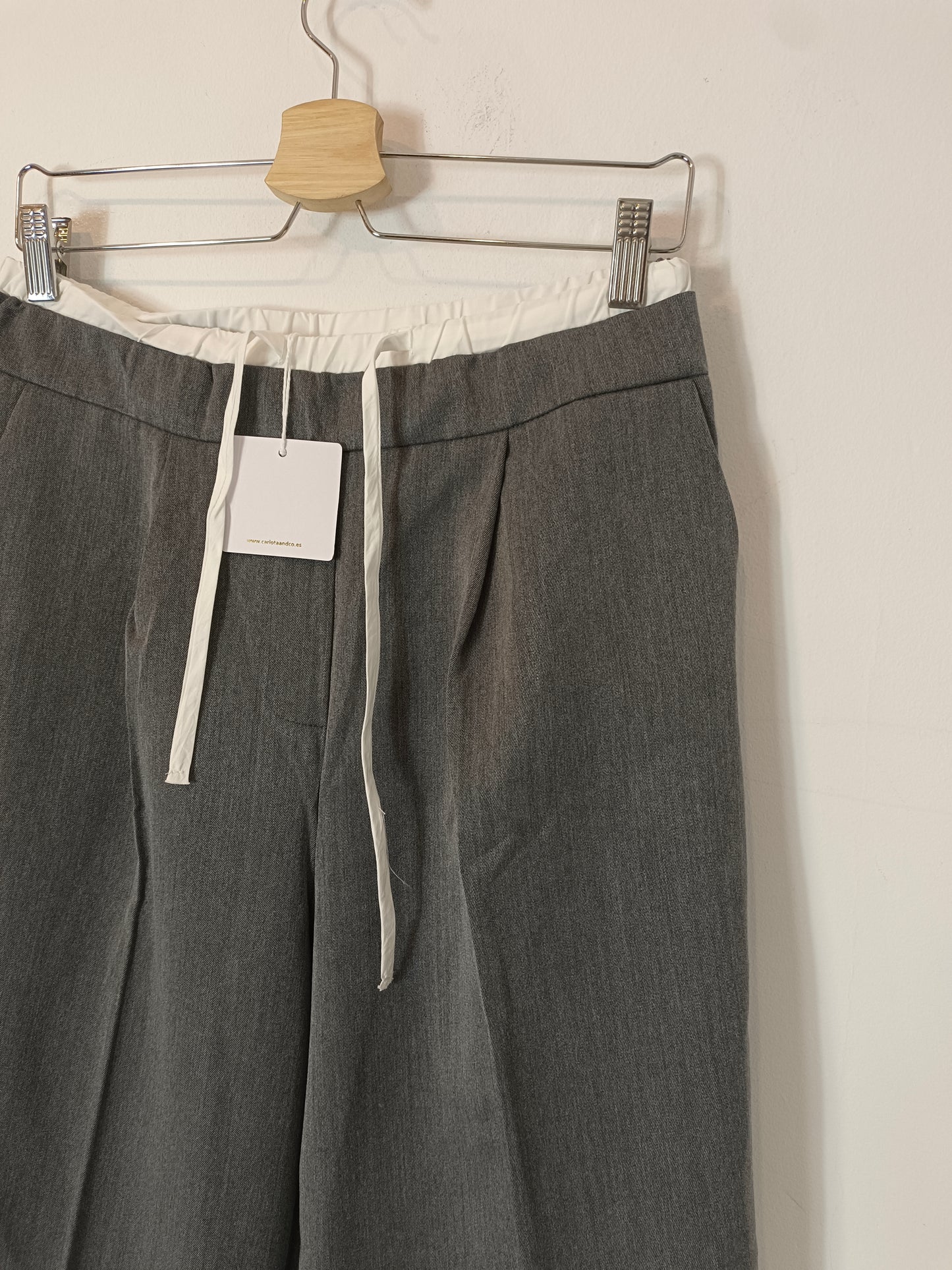 CARLOTA&CO. Pantalón gris cintura blanca T.l