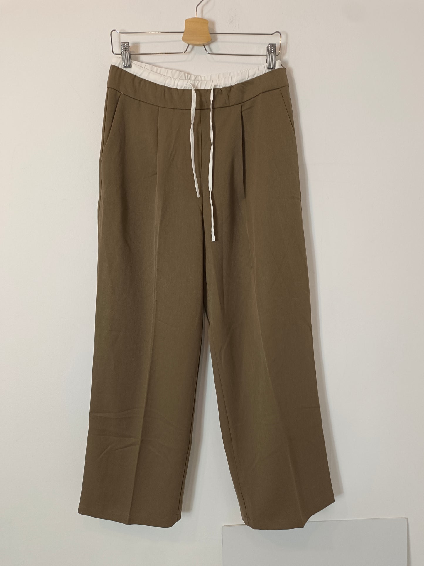 CARLOTA&CO. Pantalón caqui cintura blanca T.l