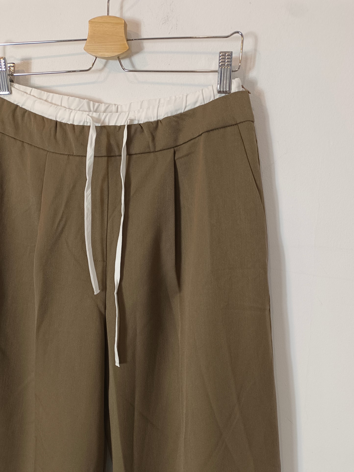 CARLOTA&CO. Pantalón caqui cintura blanca T.l