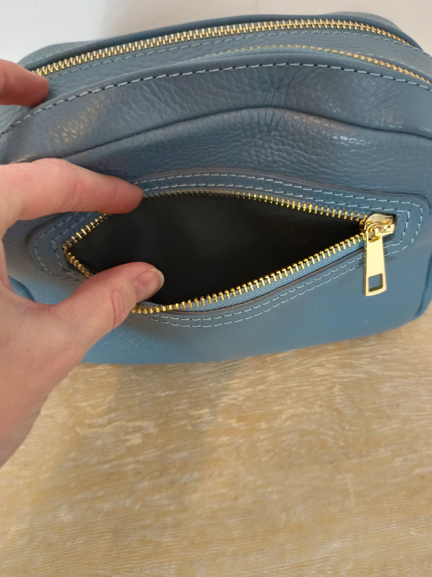 OTHERS. Blue leather bag with zippers