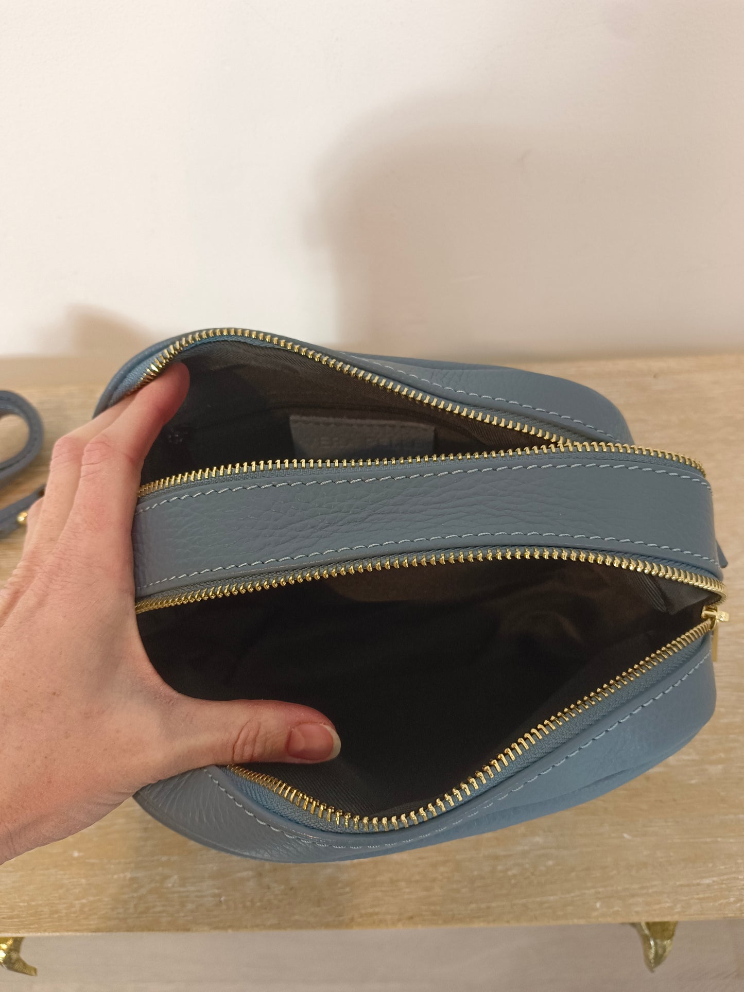 OTHERS. Blue leather bag with zippers