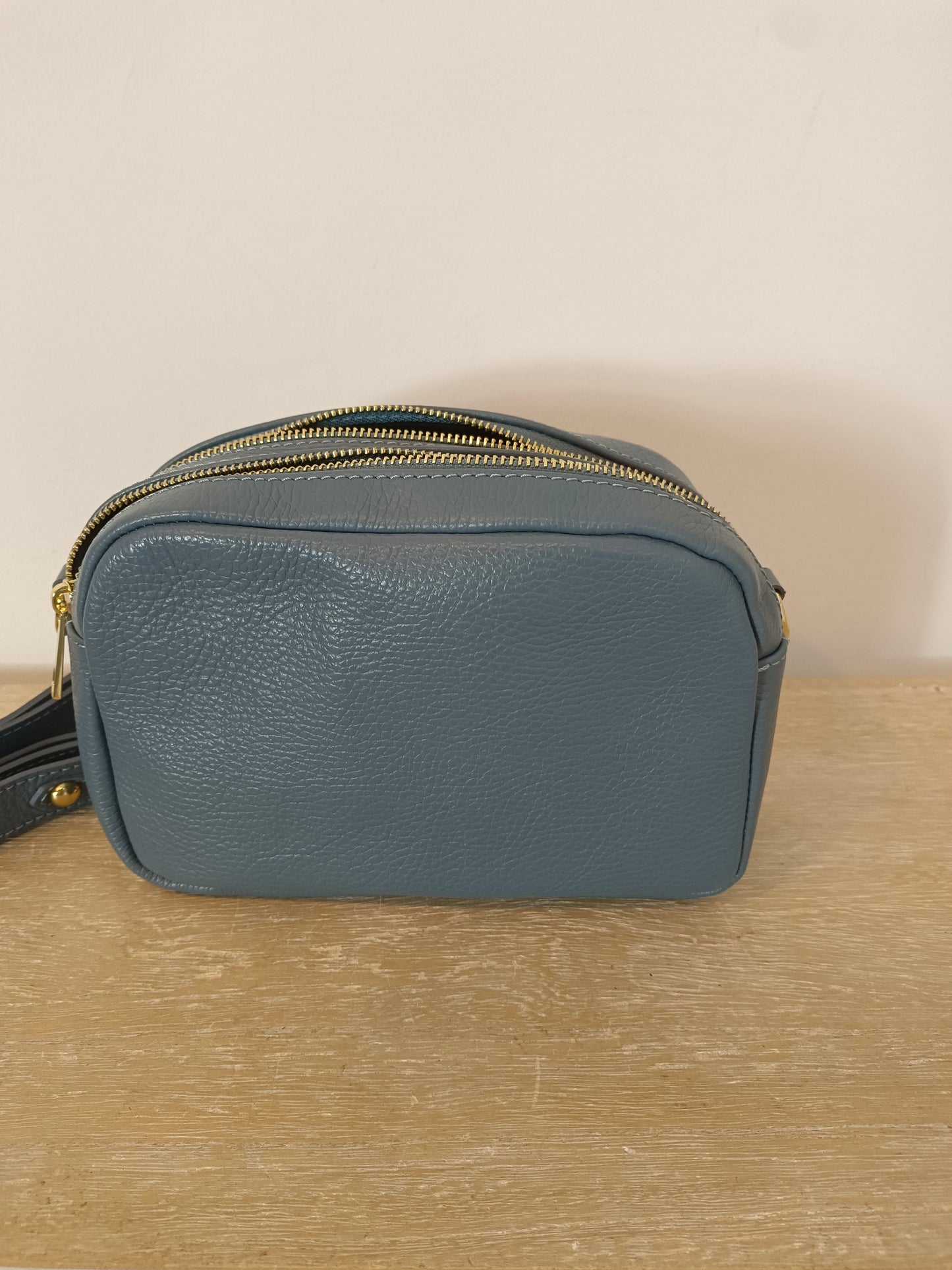 OTHERS. Blue leather bag with zippers