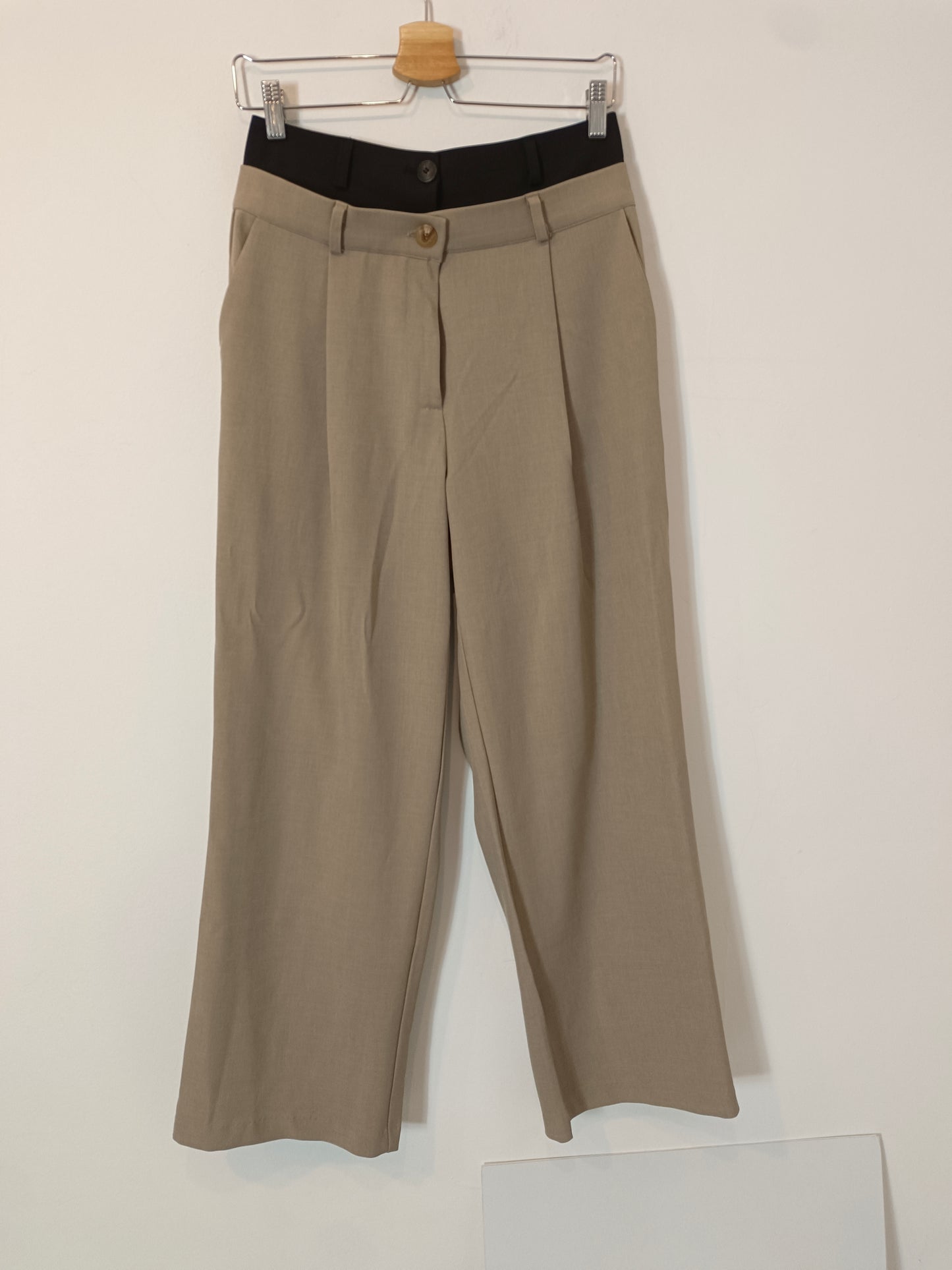 STOREST. Beige wide-leg trousers with a TM waist