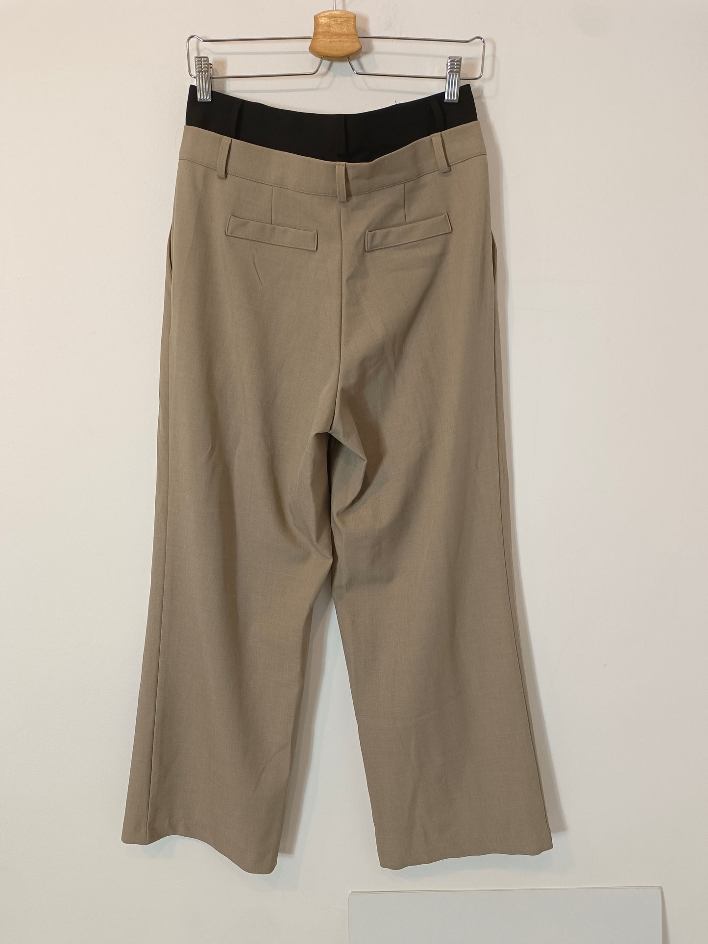 STOREST. Beige wide-leg trousers with a TM waist
