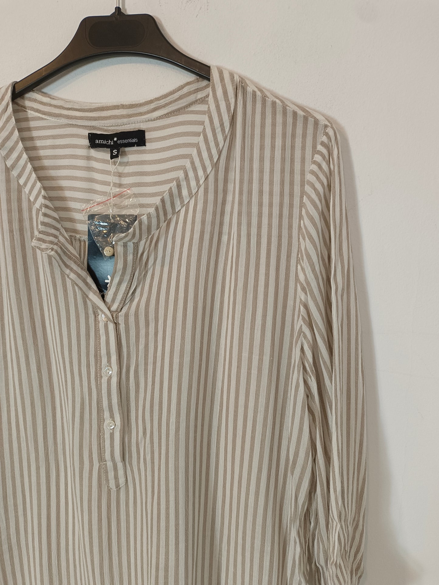 AMICHI. Beige and white striped blouse Ts