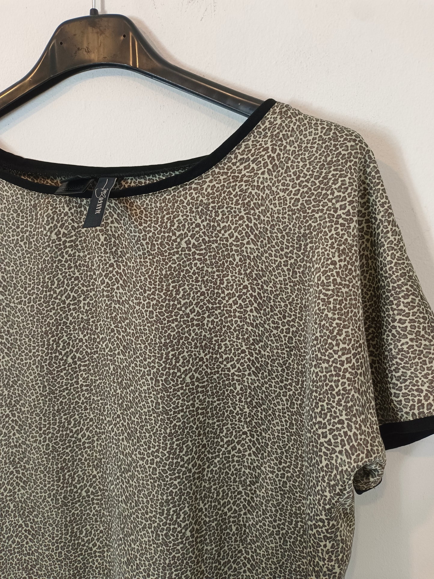 MANGO. Flowy animal print top T.xs