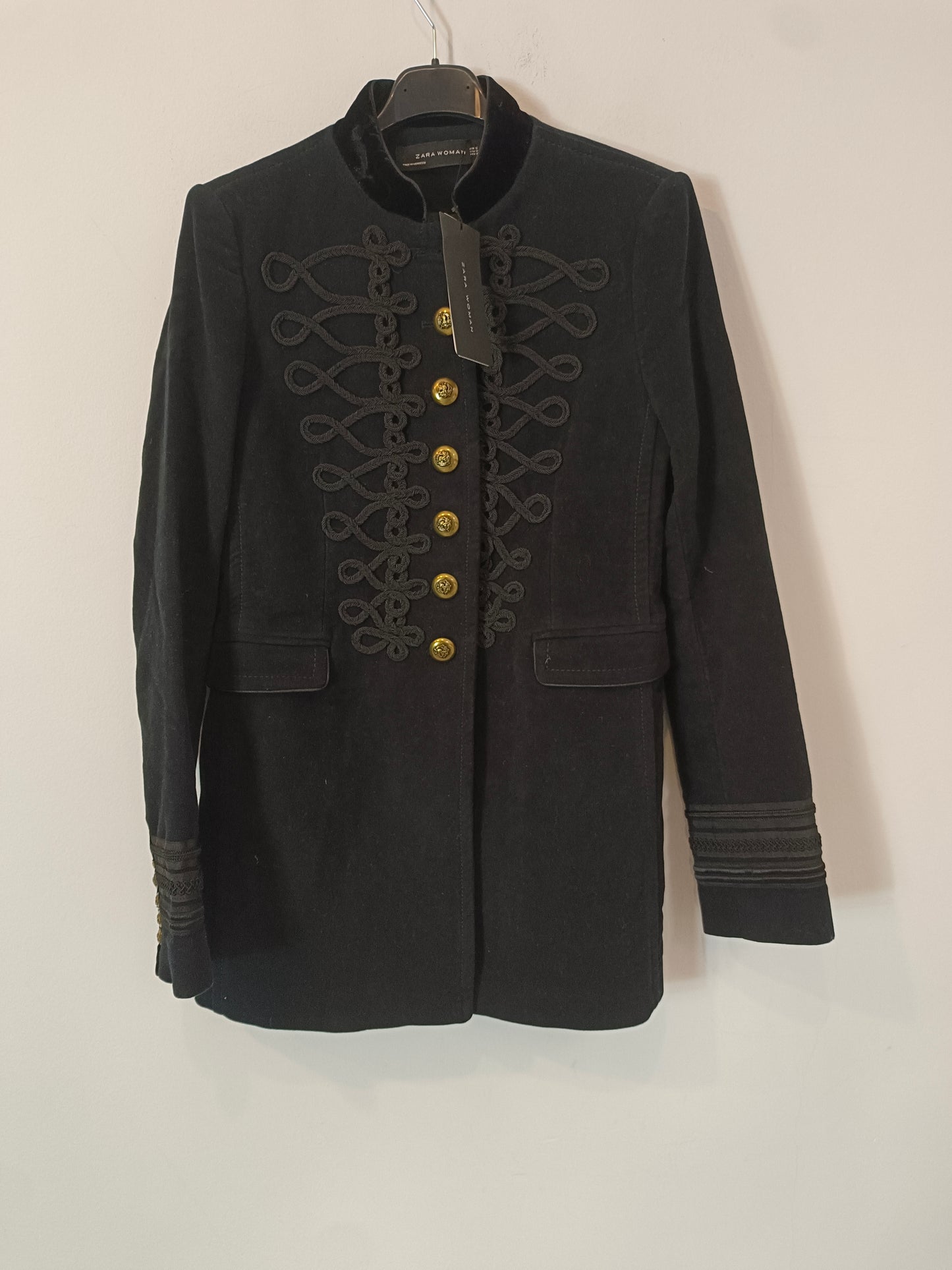 ZARA. Abrigo negro con detalles T.s