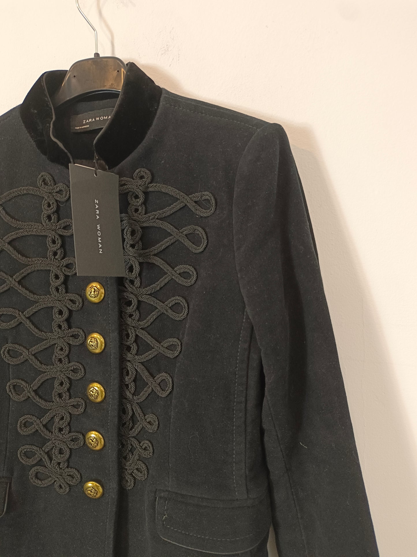 ZARA. Abrigo negro con detalles T.s