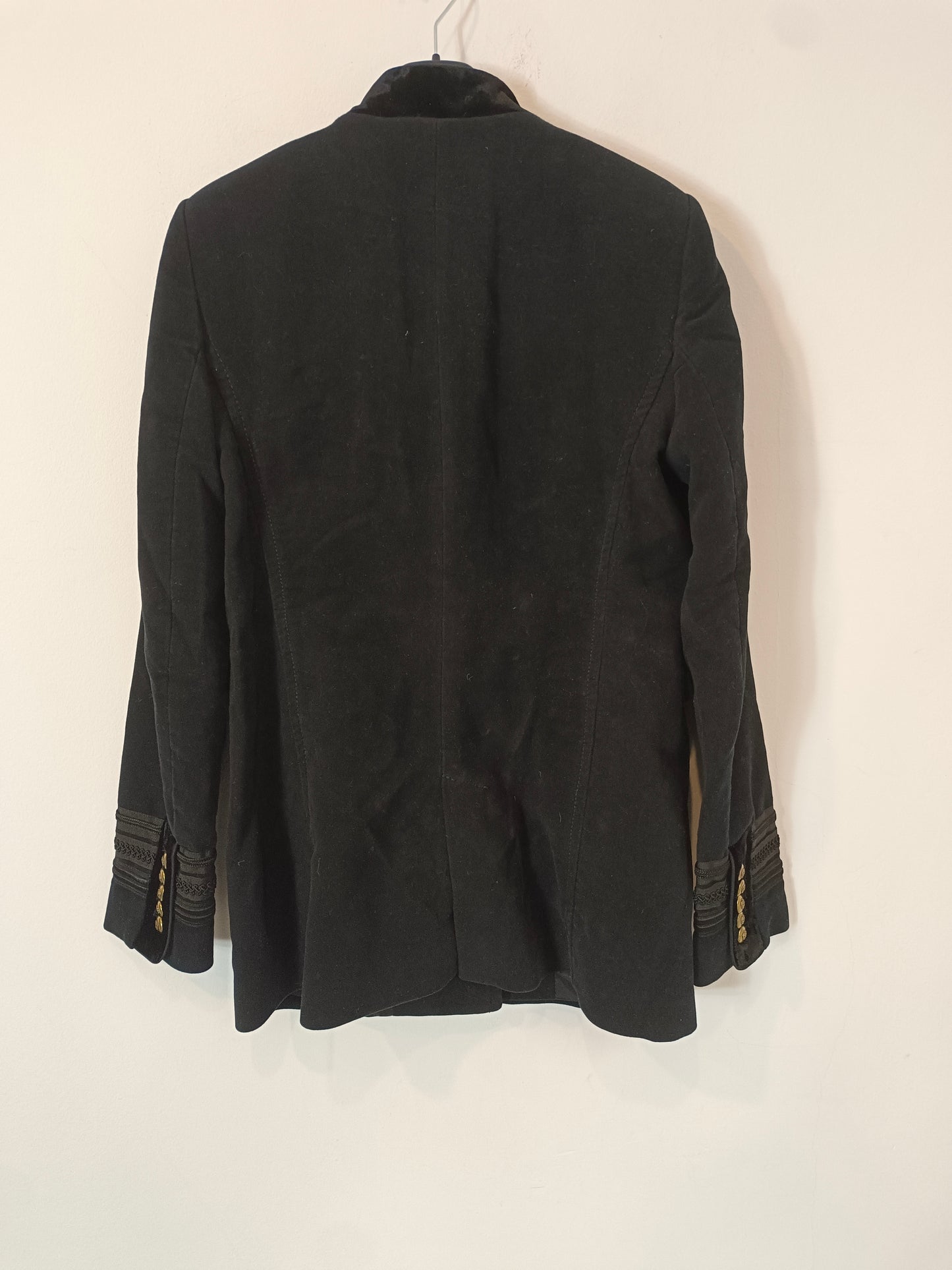 ZARA. Abrigo negro con detalles T.s