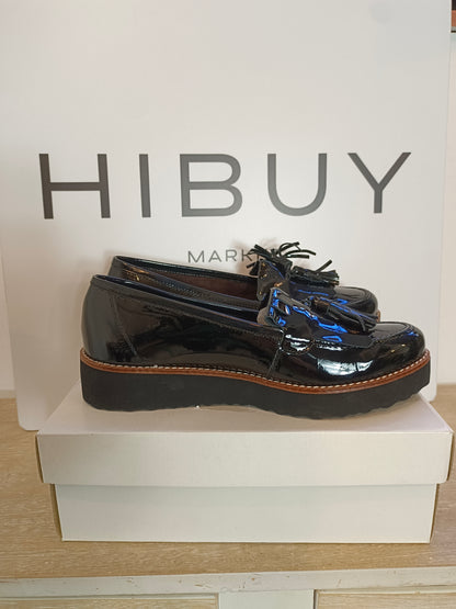 THAT OR THAT. Black patent leather loafers size 41