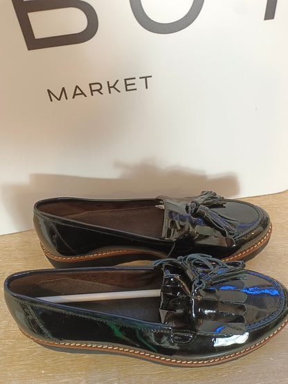 THAT OR THAT. Black patent leather loafers size 41