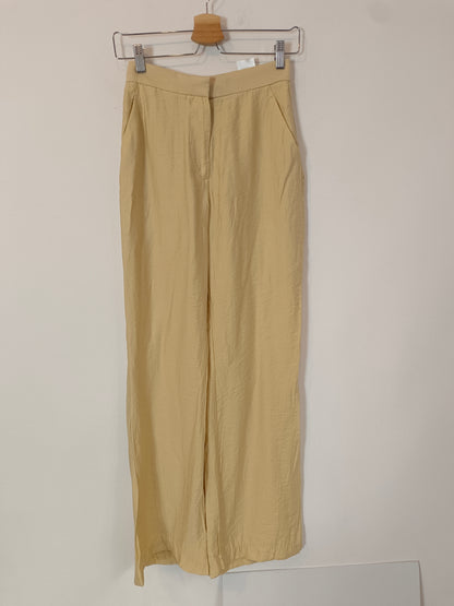 H&M. Pantalón beige pinzas T.36
