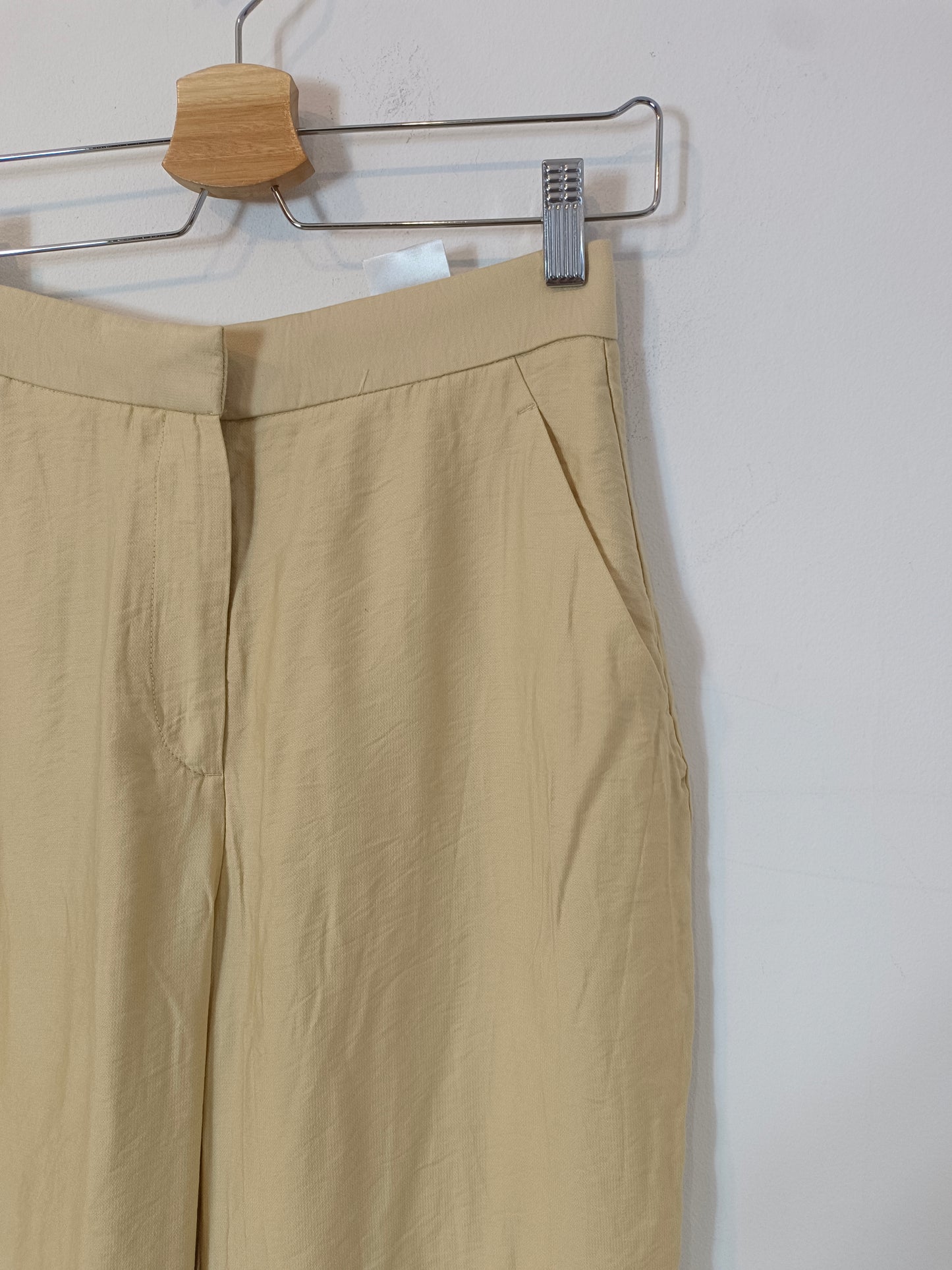 H&M. Pantalón beige pinzas T.36
