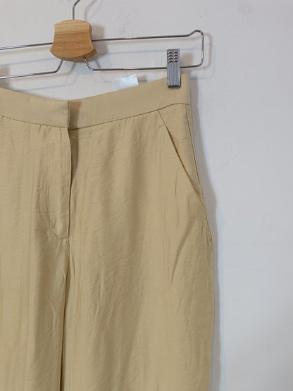 H&M. Pantalón beige pinzas T.36