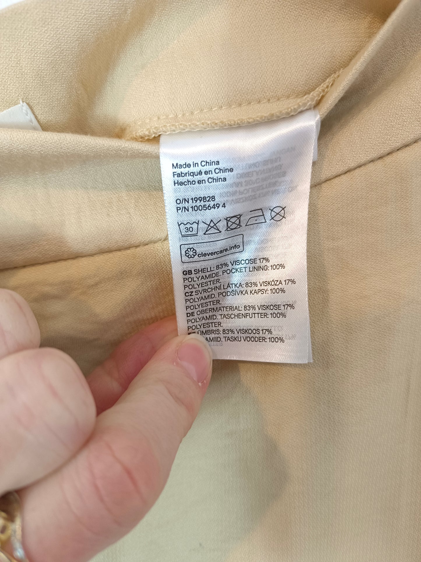 H&M. Pantalón beige pinzas T.36