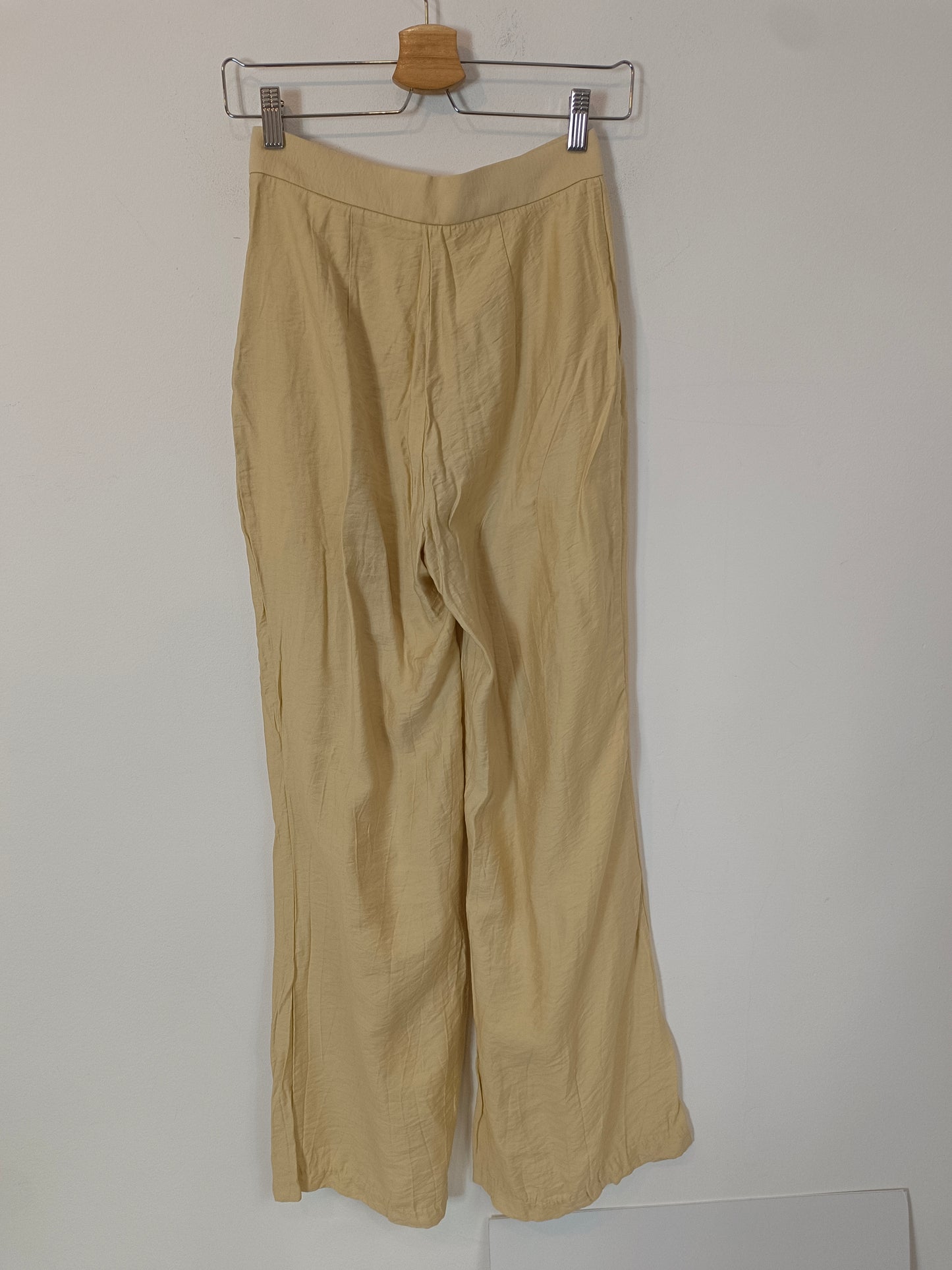 H&M. Pantalón beige pinzas T.36