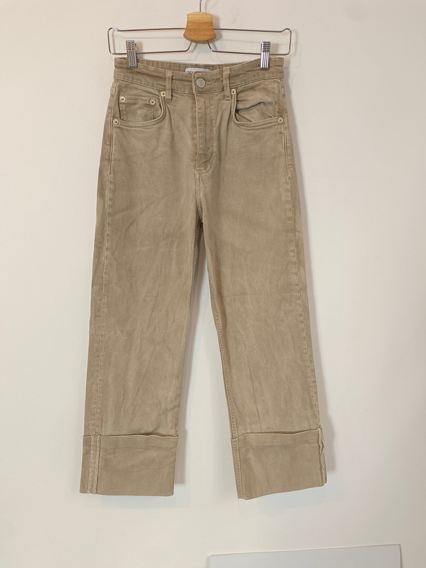 ZARA. Pantalón beige dobladillo T.36