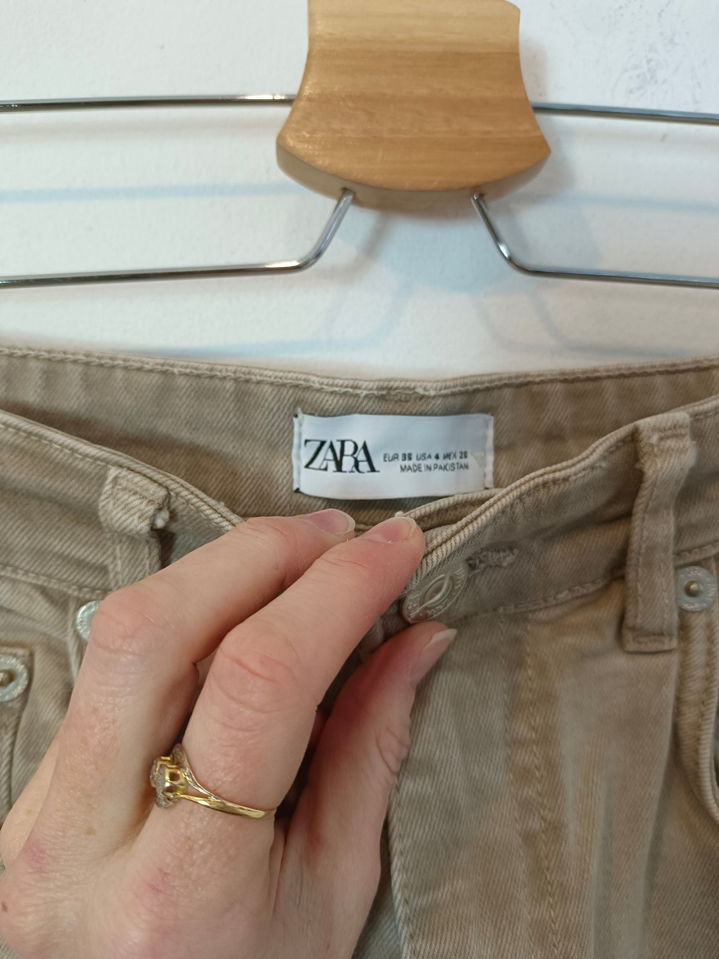 ZARA. Pantalón beige dobladillo T.36