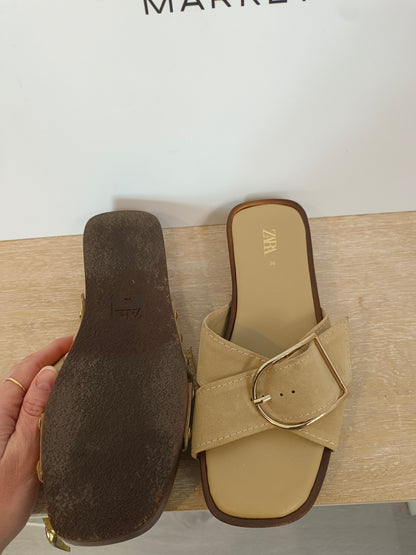 ZARA. Sandalias beige habilla T.36
