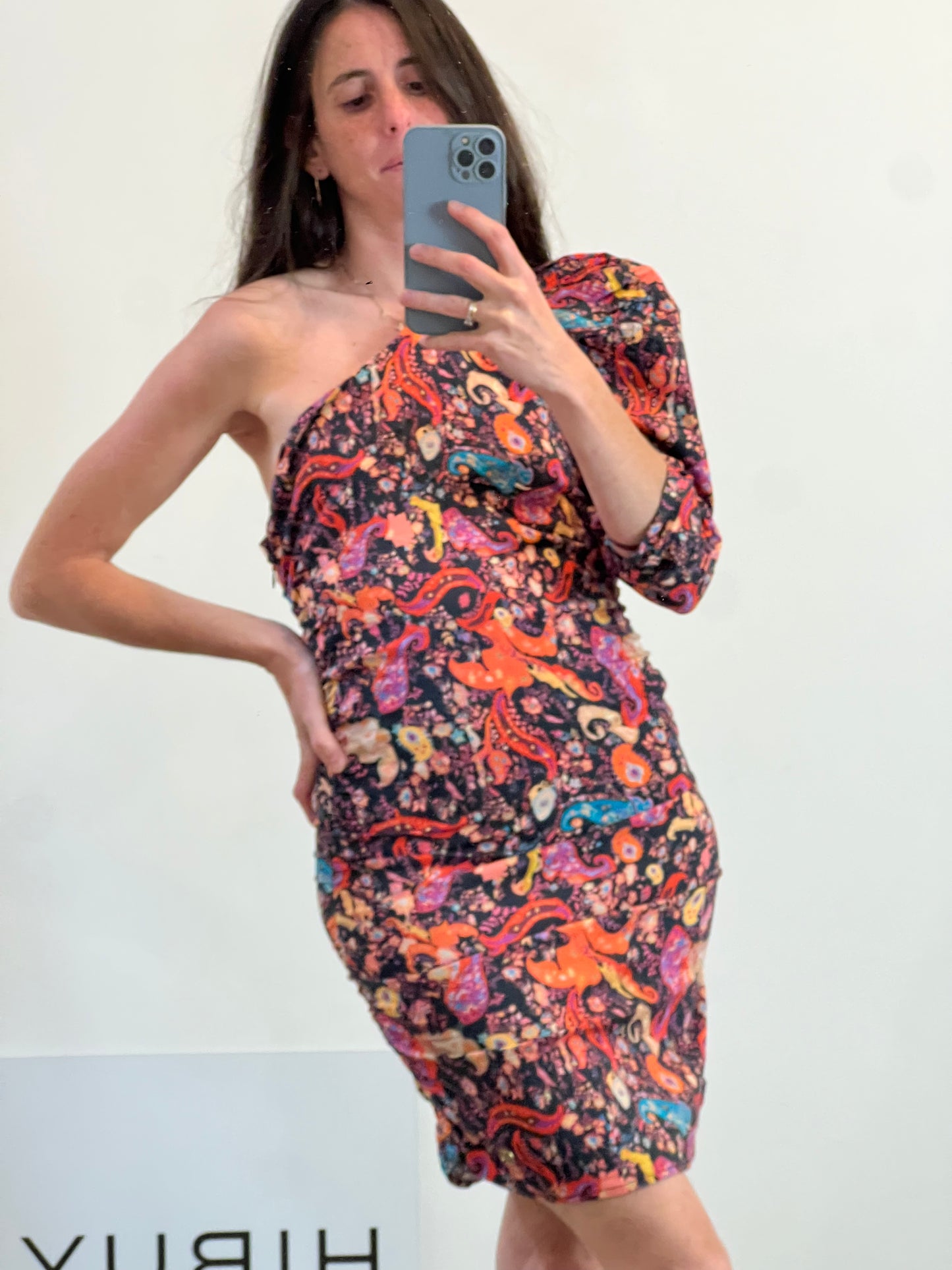 CUPLÉ. Vestido corto estampado asimetrico