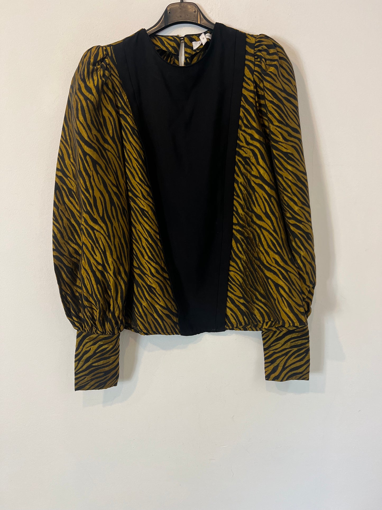 FRAMBUÁ. Black and gold animal print blouse Ts