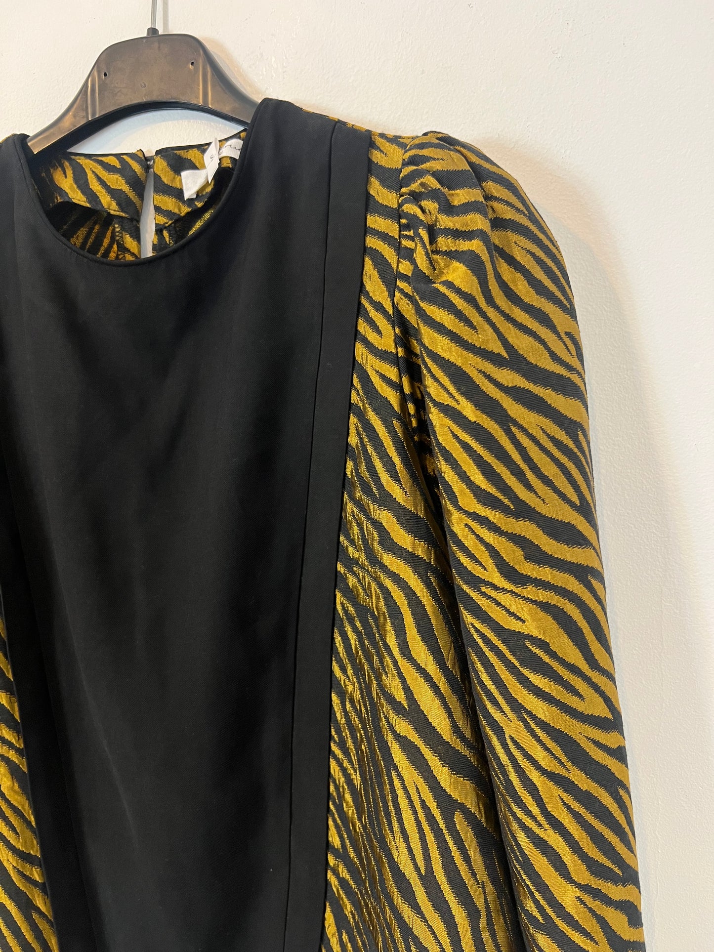 FRAMBUÁ. Black and gold animal print blouse Ts