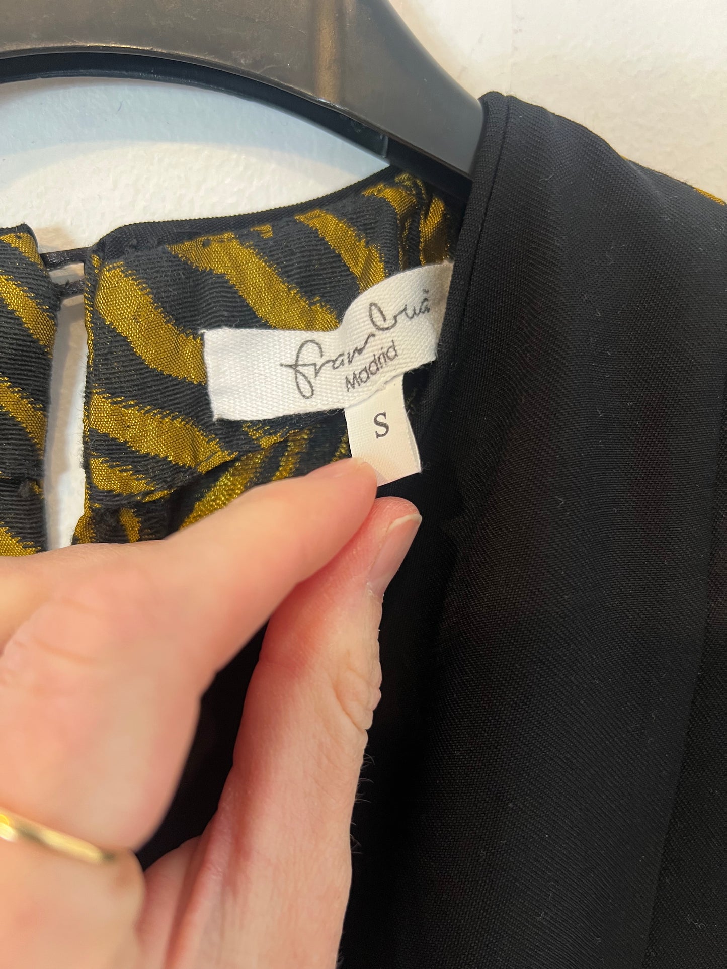 FRAMBUÁ. Black and gold animal print blouse Ts