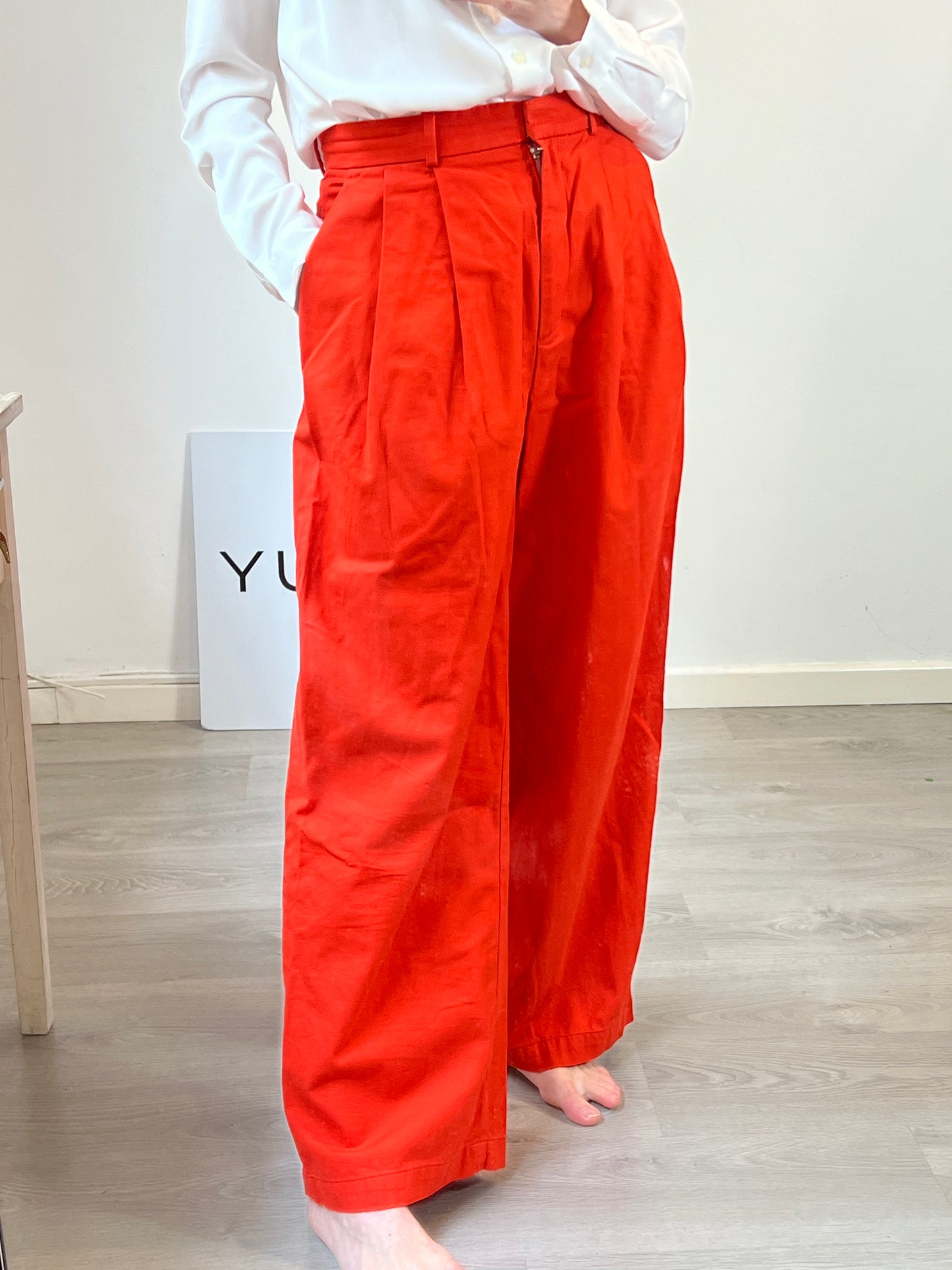 COS. Red pleated trousers S.34