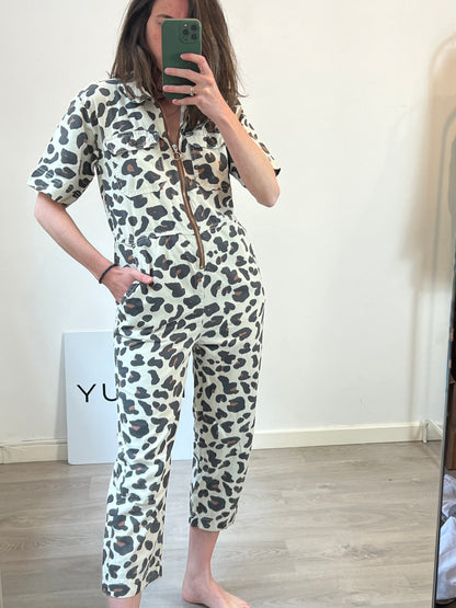 URBAN OUTFITERS. Mono beige animal print T.s