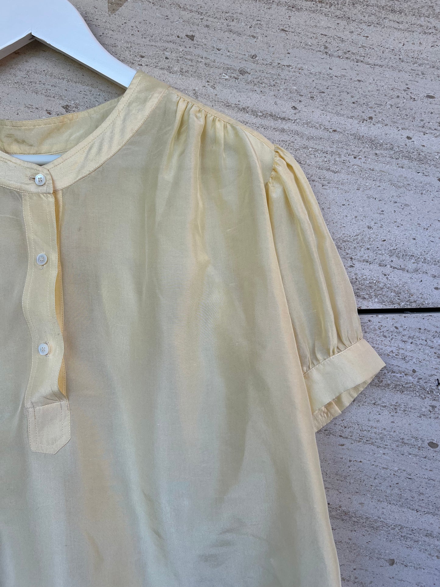 MASSCOB.  Blusa amarilla seda T.s