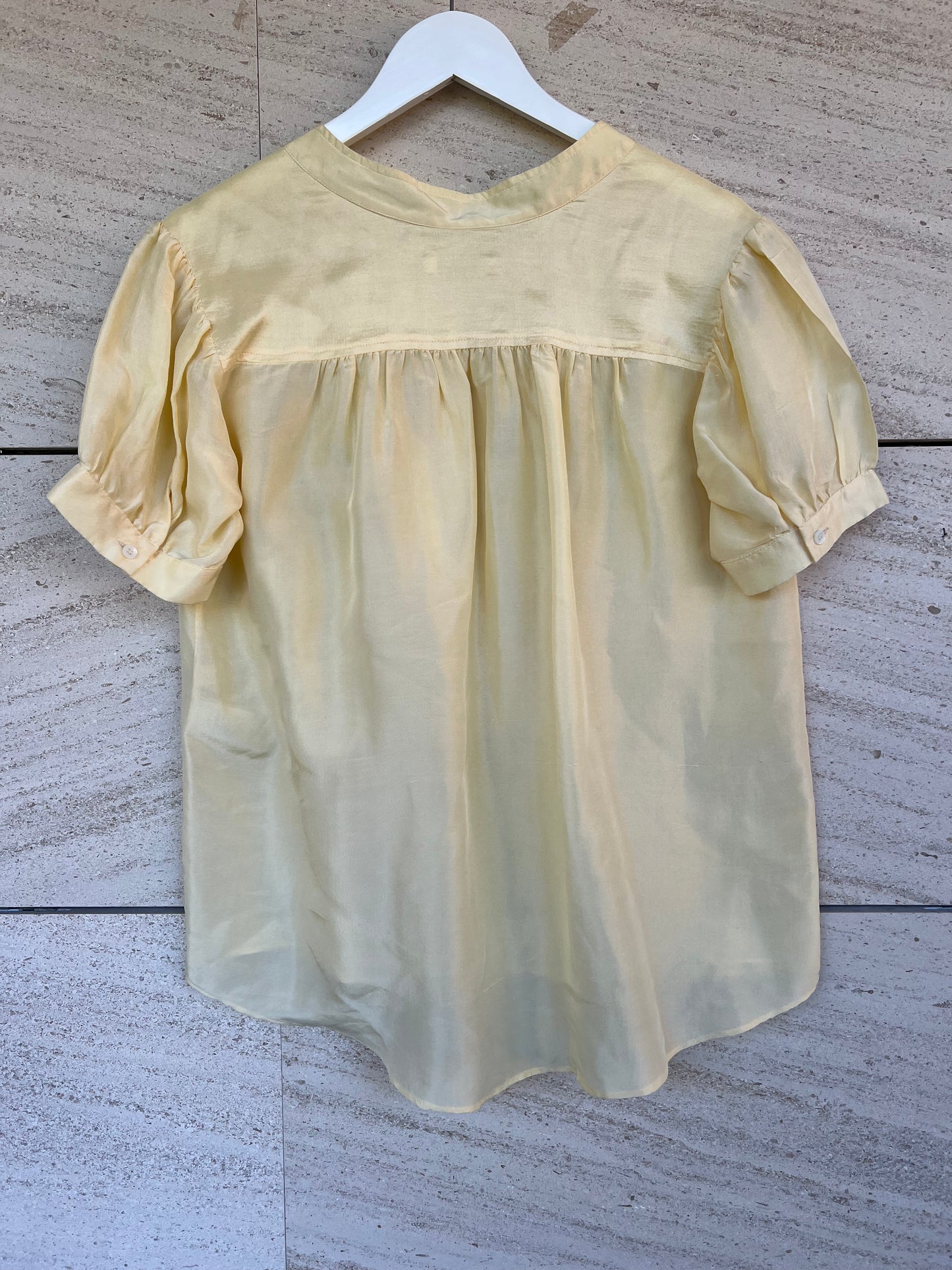 MASSCOB.  Blusa amarilla seda T.s