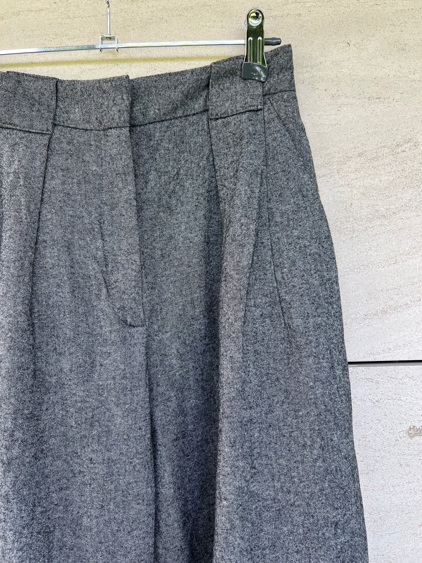 CLAUDIE PIERLOT. Pantalón espiga gris pinzas