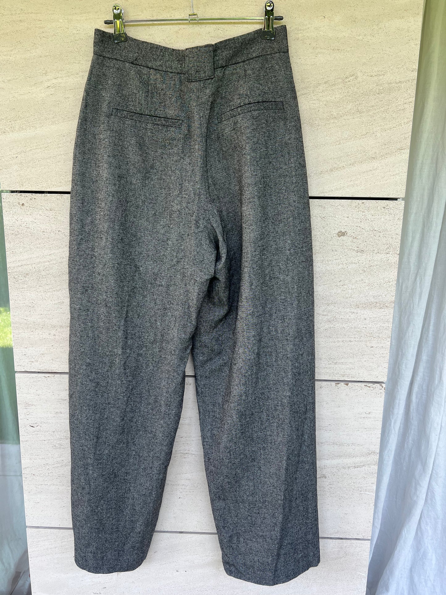 CLAUDIE PIERLOT. Pantalón espiga gris pinzas
