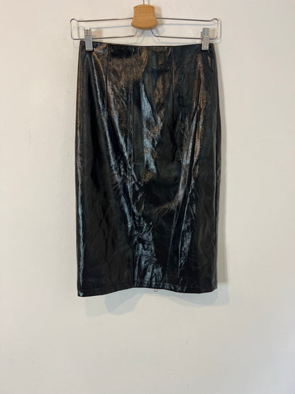 FOREVER21. Falda negra vinilo T.s