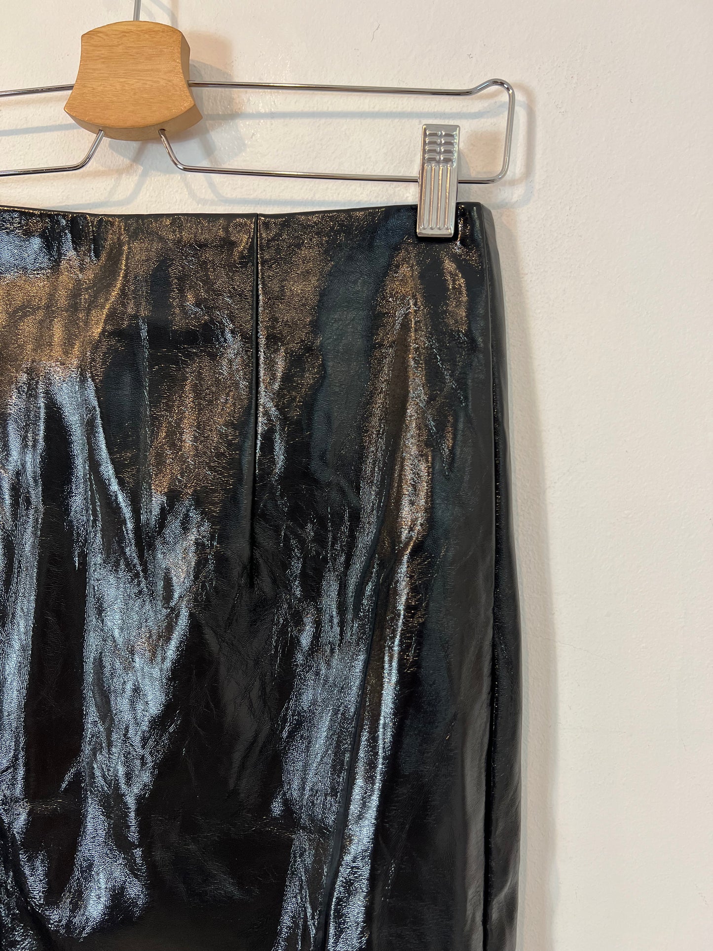 FOREVER21. Falda negra vinilo T.s