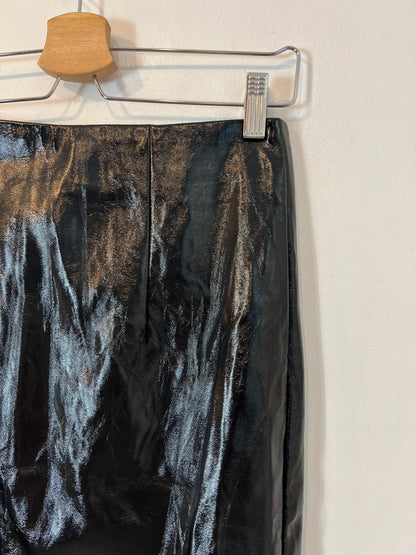 FOREVER21. Falda negra vinilo T.s