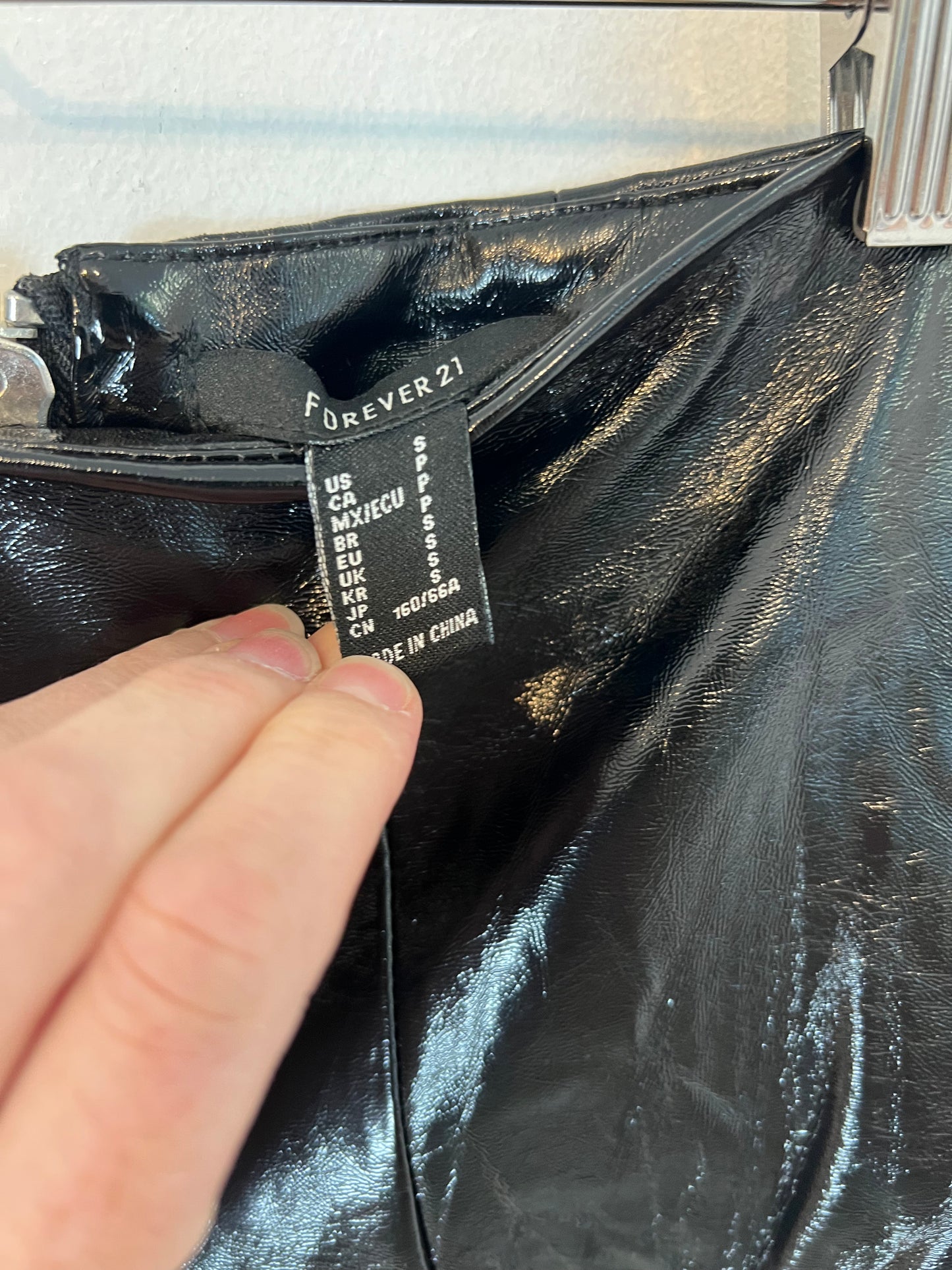 FOREVER21. Falda negra vinilo T.s