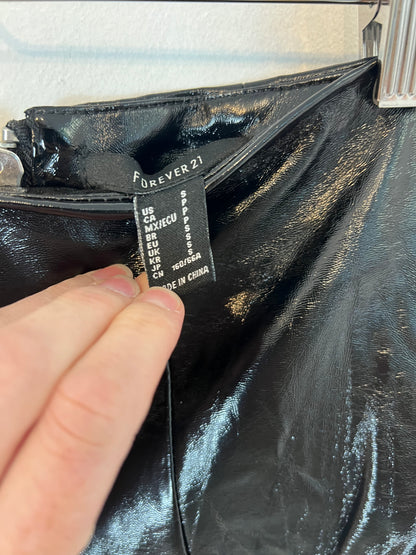 FOREVER21. Falda negra vinilo T.s
