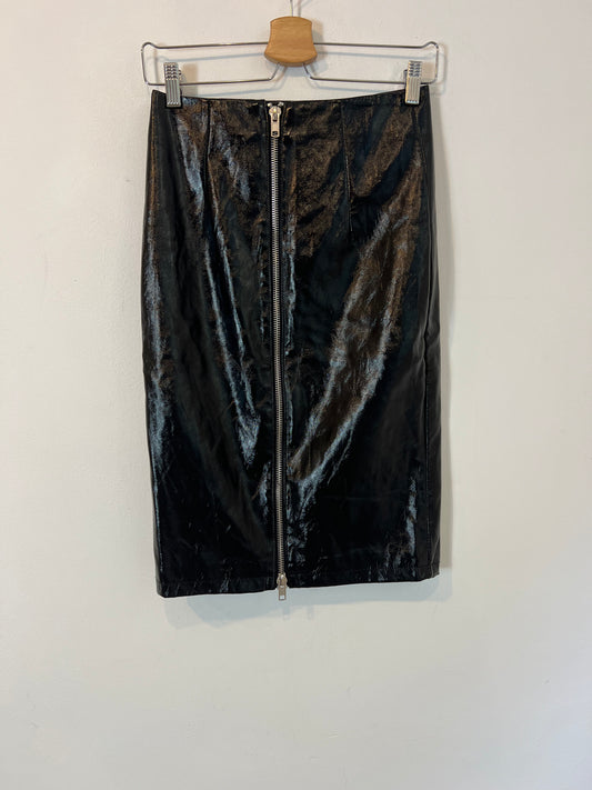 FOREVER21. Falda negra vinilo T.s