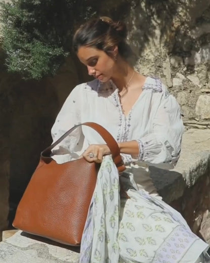 Blusa blanca detalles bordados morados T.m