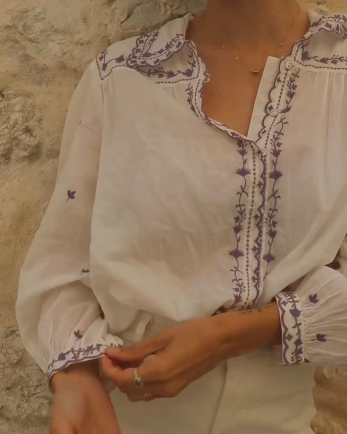 Blusa blanca detalles bordados morados T.m