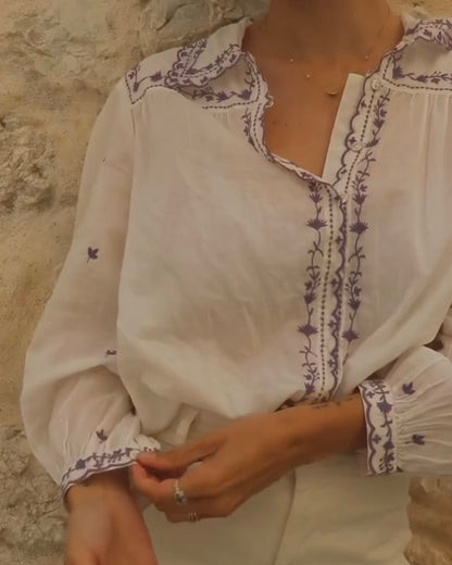 Blusa blanca detalles bordados morados T.m