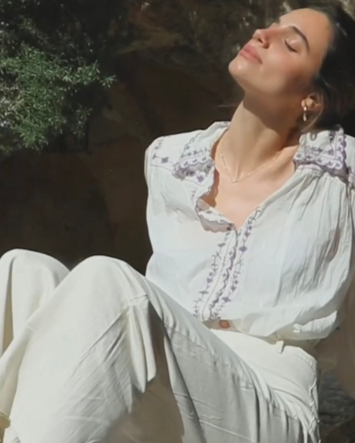 Blusa blanca detalles bordados morados T.m