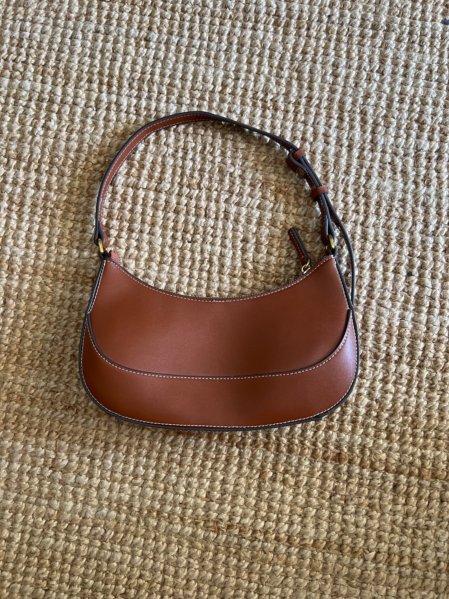 MANGO. Bolso camel media luna